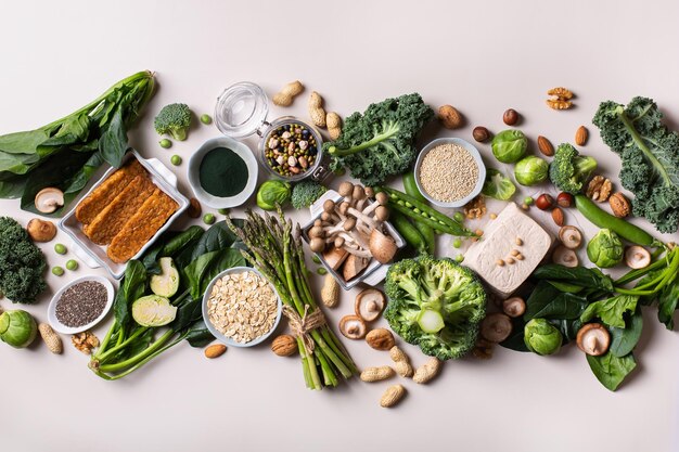 写真 テーブルの上の食料の直接上のショット