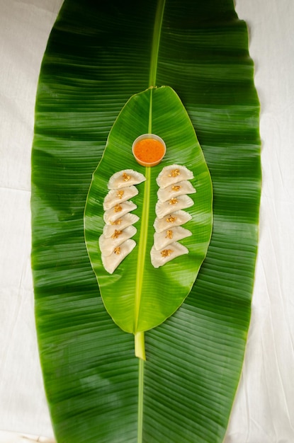 Фото Прямо над фруктами и листьями на тарелке