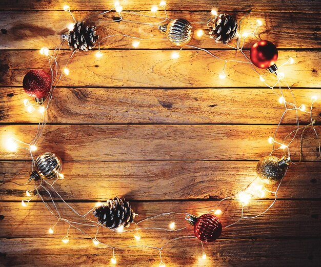 Фото Прямо над снимком освещенных рождественских огней с украшениями на столе