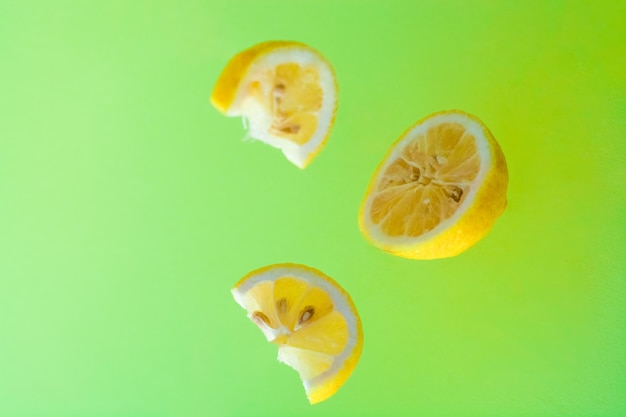 Фото Прямо над снимком лимонных кусочков на белом фоне