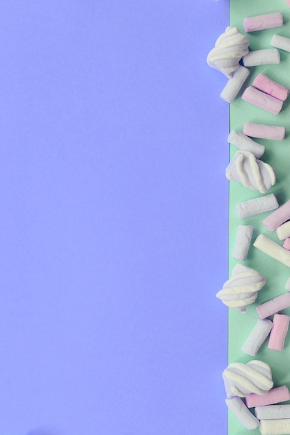 Фото Прямо над снимком многоцветных конфет на фоне голубого неба