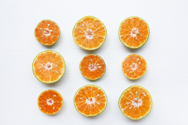 Фото Прямо над снимком апельсиновых фруктов на столе