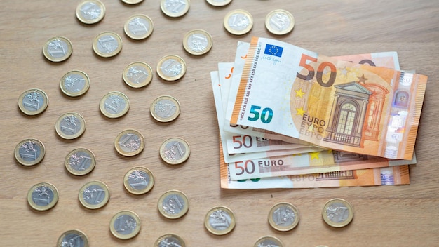 Фото Прямо над снимком бумажной валюты и монет на столе