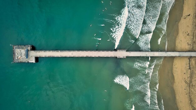 写真 海上のピアの直接上のショット