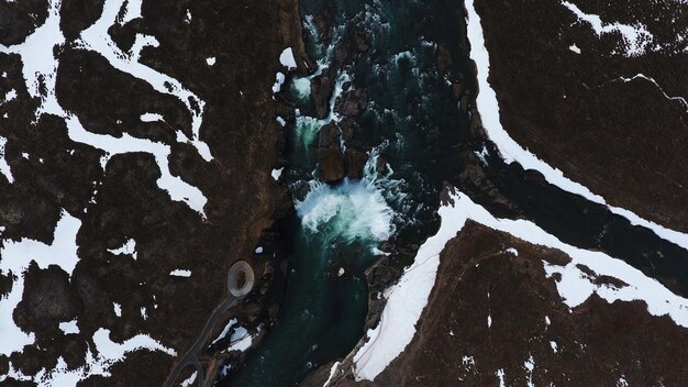 Фото Прямо над рекой среди скал зимой