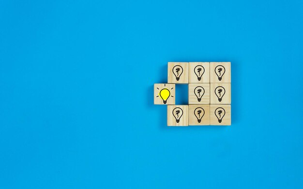 Фото Прямо над снимком игрушечных блоков с иконами лампочек на синем фоне