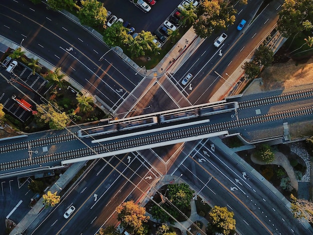 写真 市内の道路上の鉄道橋の列車の直接上のショット