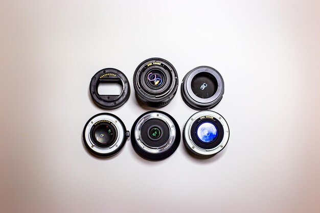 사진 색 배경 에 있는 여러 가지 카메라 렌즈 의 바로 위 의