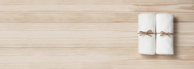 写真 木製のテーブル上の白い木材の直接上のショット