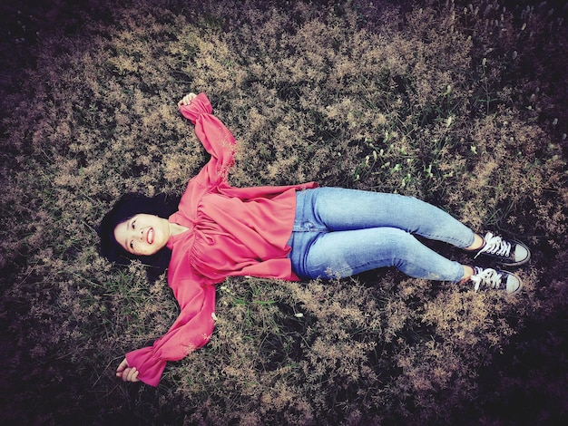 写真 畑に横たわっている若い女性の直接上の景色