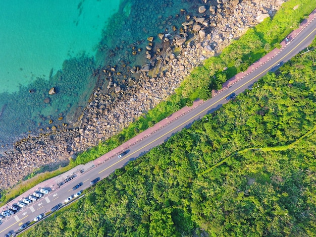 海上の道路の直接上の空中写真