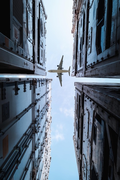 사진 하늘을 향해 건물 위를 날아다니는 비행기의 바로 아래 사진