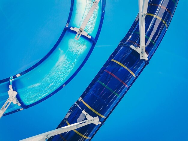 写真 明るい青い空を背景にウォータースライドの直接下のショット
