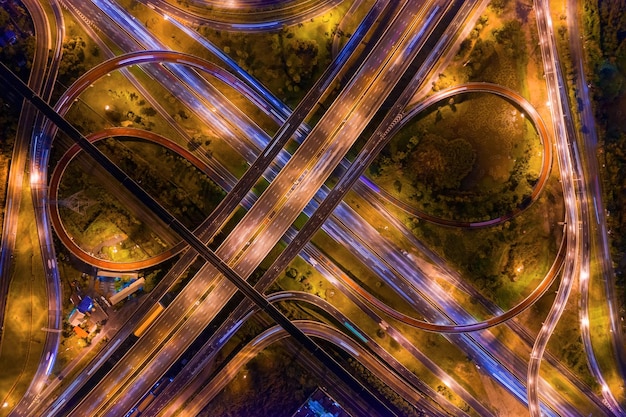 Foto direttamente sopra un'autostrada illuminata di notte