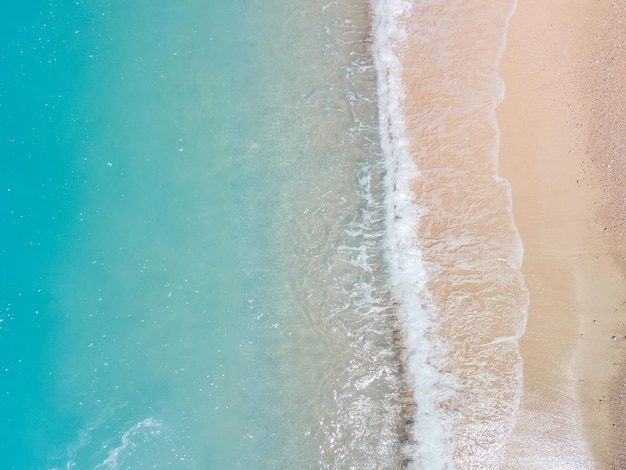 Direttamente sopra la vista dall'alto della spiaggia del mare