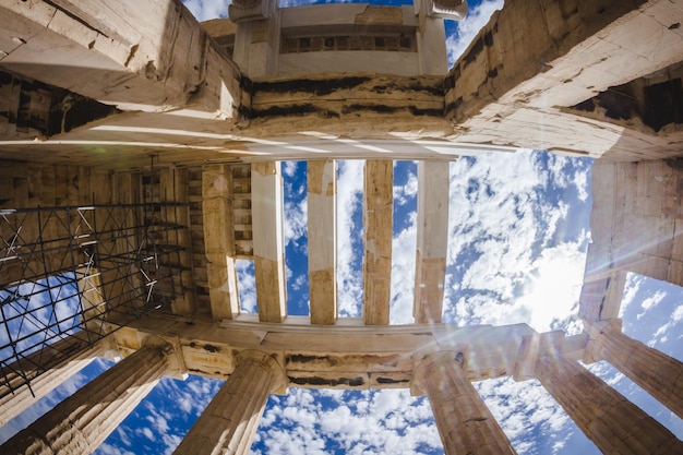 Foto direttamente sotto la foto dell'acropoli di atene contro un cielo nuvoloso