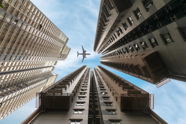 Foto direttamente sotto la ripresa di un aereo che vola sopra gli edifici della città