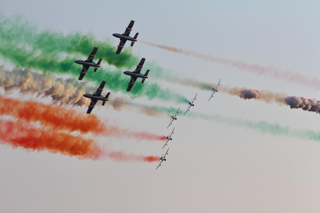 Foto direttamente sotto la ripresa dello spettacolo aereo contro un cielo limpido