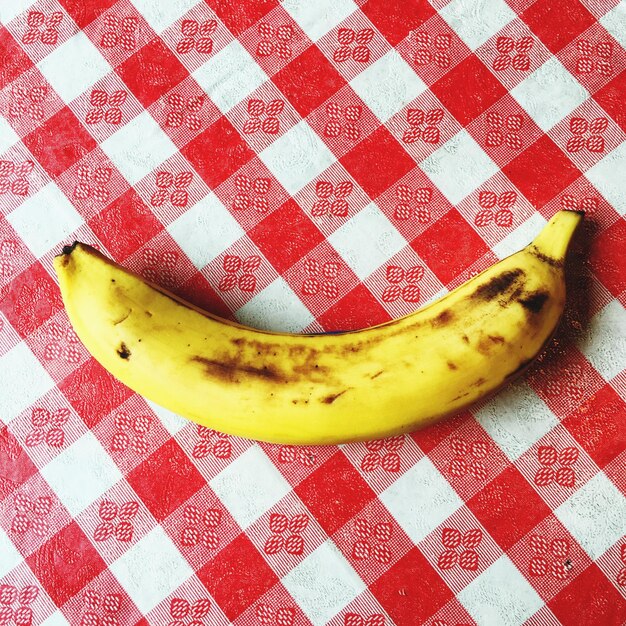 Foto direttamente sopra il colpo di banana sul tavolo