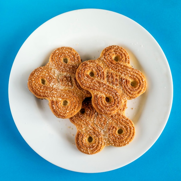 Foto direttamente sopra il colpo di biscotti in piatto sul tavolo blu