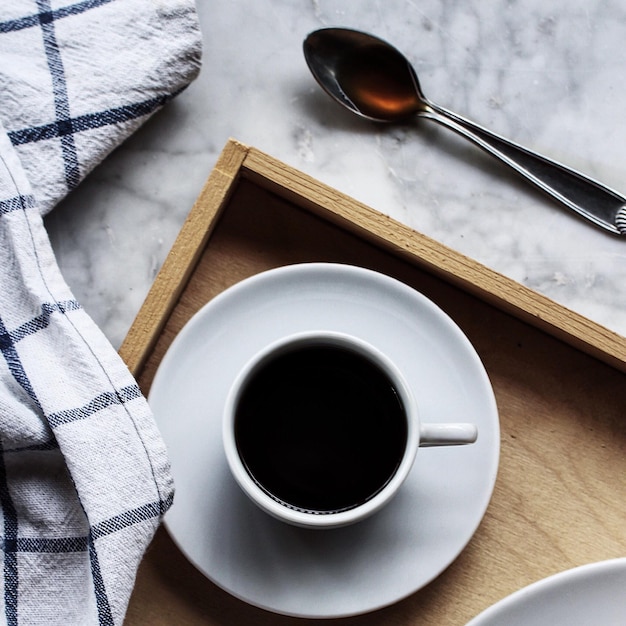 カップに黒いコーヒーのショットを直接上に