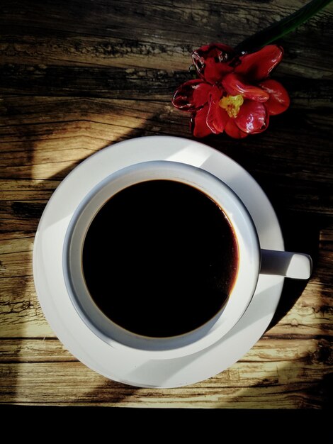 Foto direttamente sopra il colpo di caffè nero sul tavolo