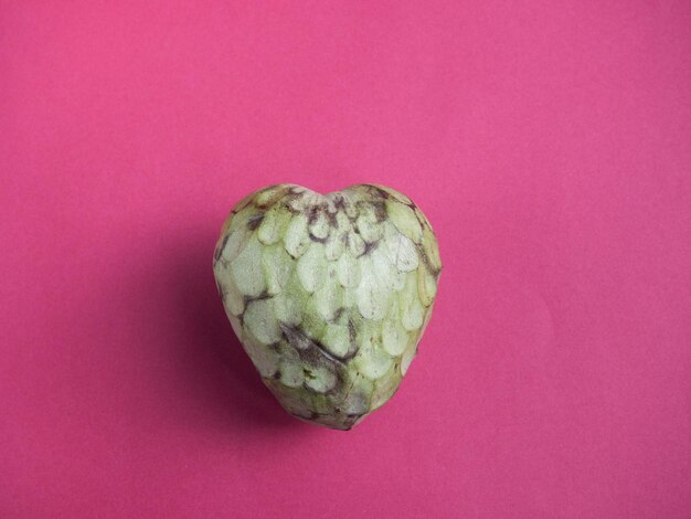 Foto direttamente sopra un colpo di pane su uno sfondo rosa