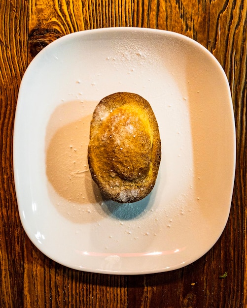 Photo directly above shot of bread in plate on table