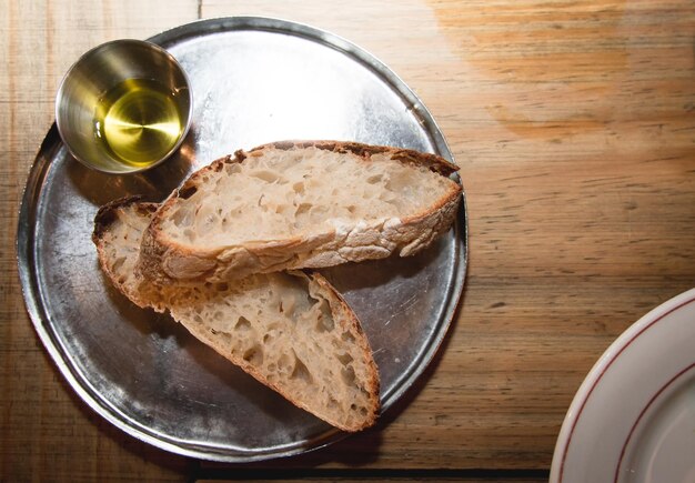 Foto direttamente sopra il colpo di fette di pane in piatto su tavola