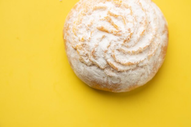 Foto direttamente sopra un colpo di pane su sfondo giallo