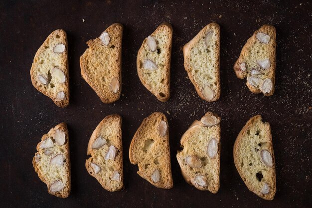 Direttamente sopra il pezzo di pane.