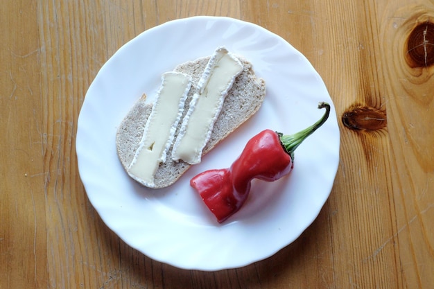木製のテーブル上の皿に朝食を直接上に撮影