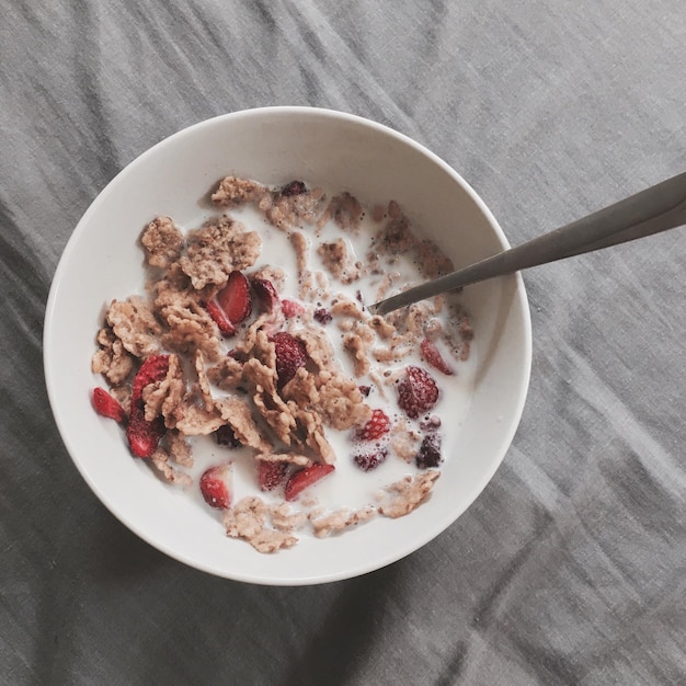 Foto direttamente sopra il colpo di colazione servito in una ciotola su tessuto