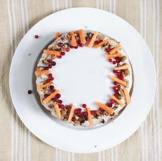 Foto direttamente sopra il colpo di colazione servito in piatto