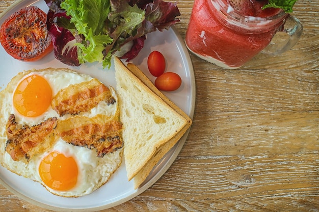 テーブルで提供される朝食の直接上のショット