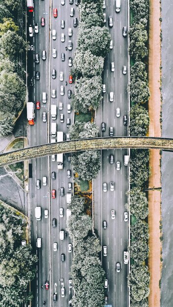 Foto direttamente sopra il colpo del ponte sopra la strada