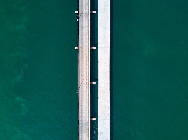 Foto direttamente sopra il colpo del ponte sul mare