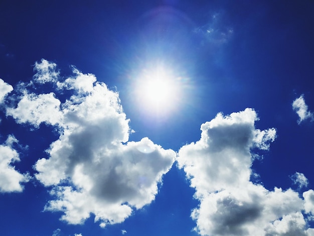 雲の空の明るい太陽の直接下のショット