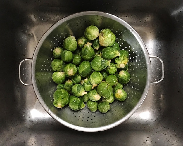 Foto direttamente sopra il colpo di germogli di bruxelles in colander