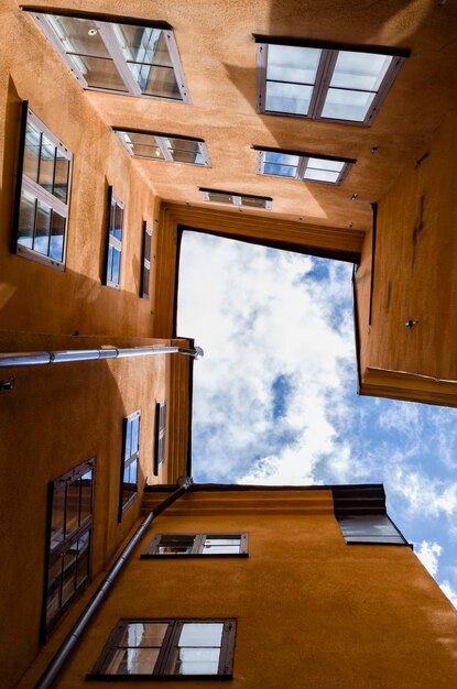 Foto direttamente sotto la foto dell'edificio contro il cielo