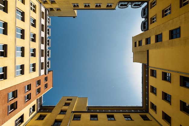 Foto direttamente sotto la ripresa degli edifici contro il cielo