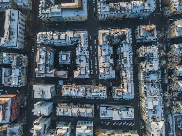 Прямо над зданиями в городе