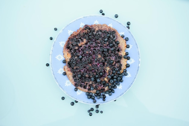 Foto direttamente sopra il colpo di torta nel piatto sul tavolo