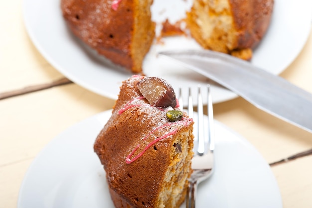 Foto direttamente sopra il colpo di fetta di torta con forchetta nel piatto