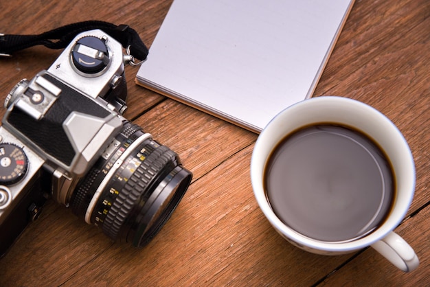 Foto direttamente sopra la foto della telecamera e il caffè sul tavolo