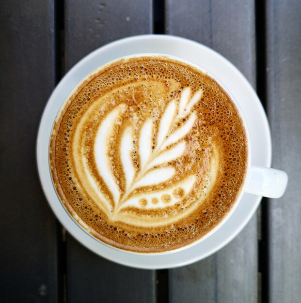 Foto direttamente sopra il colpo di cappuccino sul tavolo