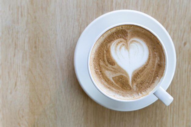 テーブルの上のカプチーノのショットのすぐ上に