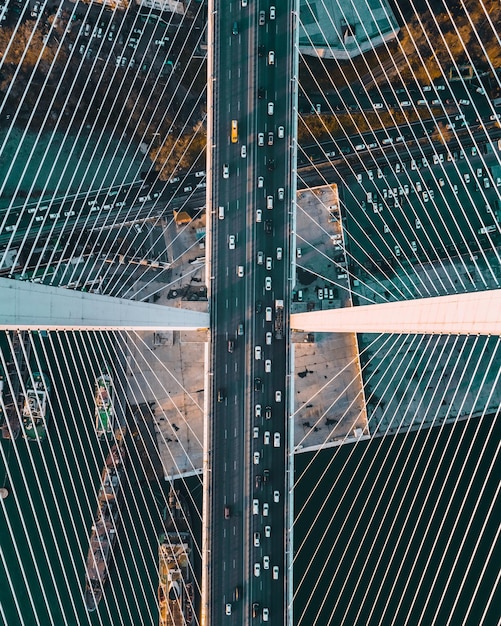 Foto immediatamente sopra la ripresa delle auto sul ponte