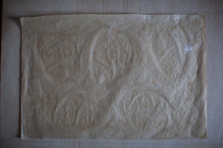 फोटो directly above shot of carving on table against wall
