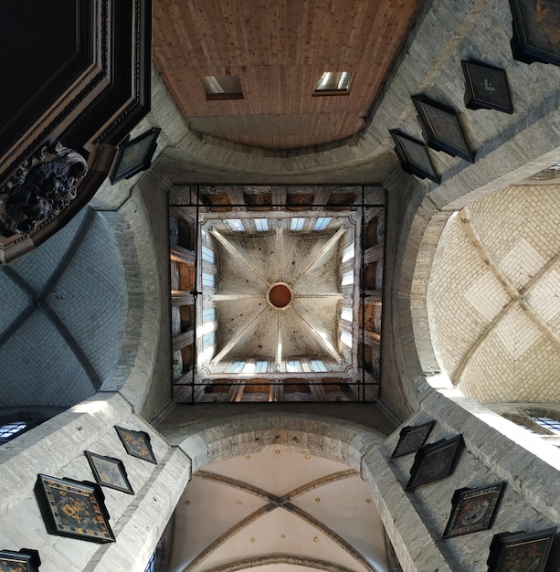 Foto direttamente sotto il soffitto dell'edificio